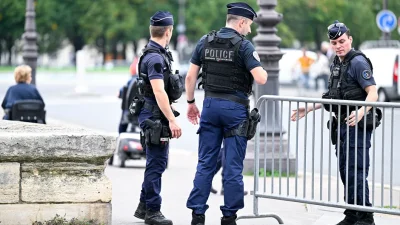 В Париже три женщины получили ножевые ранения; сообщается, что нападавший заявил: «Аллах послал меня убивать женщин»
