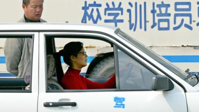 В Китае закрываются и сокращают свою деятельность автошколы из-за снижения числа новых водителей