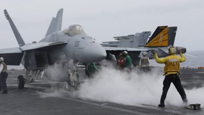 Трамп приказал ВМС заменить более новую систему запуска истребителей на устаревшие паровые катапульты