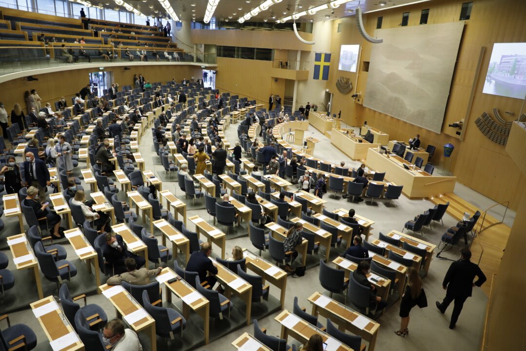 Члены парламента прибывают в здание парламента в Стокгольме 7 июля 2021 года. (Кристин Ольссон/TT через AP) | Epoch Times Media