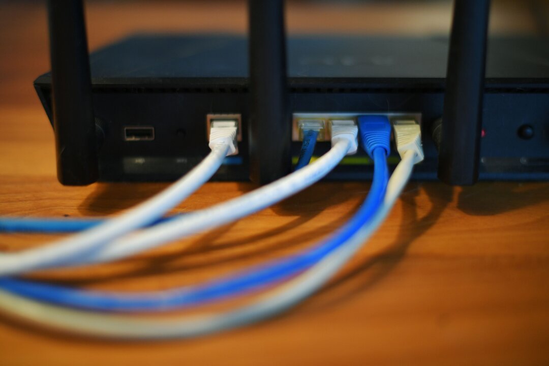 Фотография кабелей Ethernet, идущих от задней панели маршрутизатора в Вашингтоне 21 марта 2019 года. (Mandel Ngan/AFP/Getty Images) | Epoch Times Media