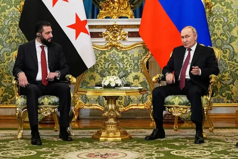 Президент Сирии Ахмед аль-Шараа и президент России Владимир Путин во время визита аль-Шараа в Москву, 15 октября 2025 г. | Фото: АЛЕКСАНДР ЗЕМЛЯНИЧЕНКО/POOL/AFP через Getty Images | Epoch Times Media