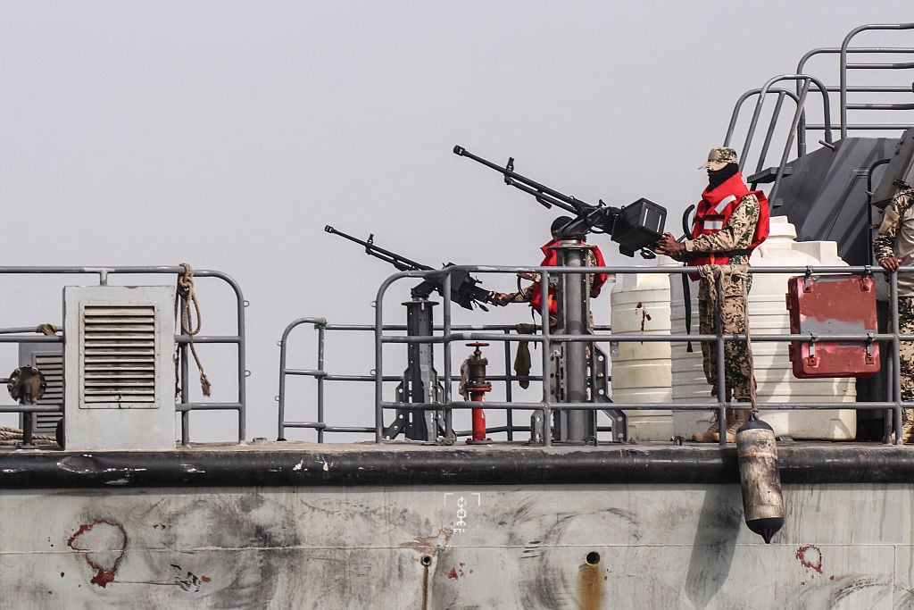 Моряки из военно-морского флота правительства Йемена патрулируют судоходный канал в Красном море. В регионе наблюдается повышенная напряжённость из-за нападений хуситов на торговые суда. (Архивное изображение) Фото: Халед Зиад / AFP через Getty Images | Epoch Times Media