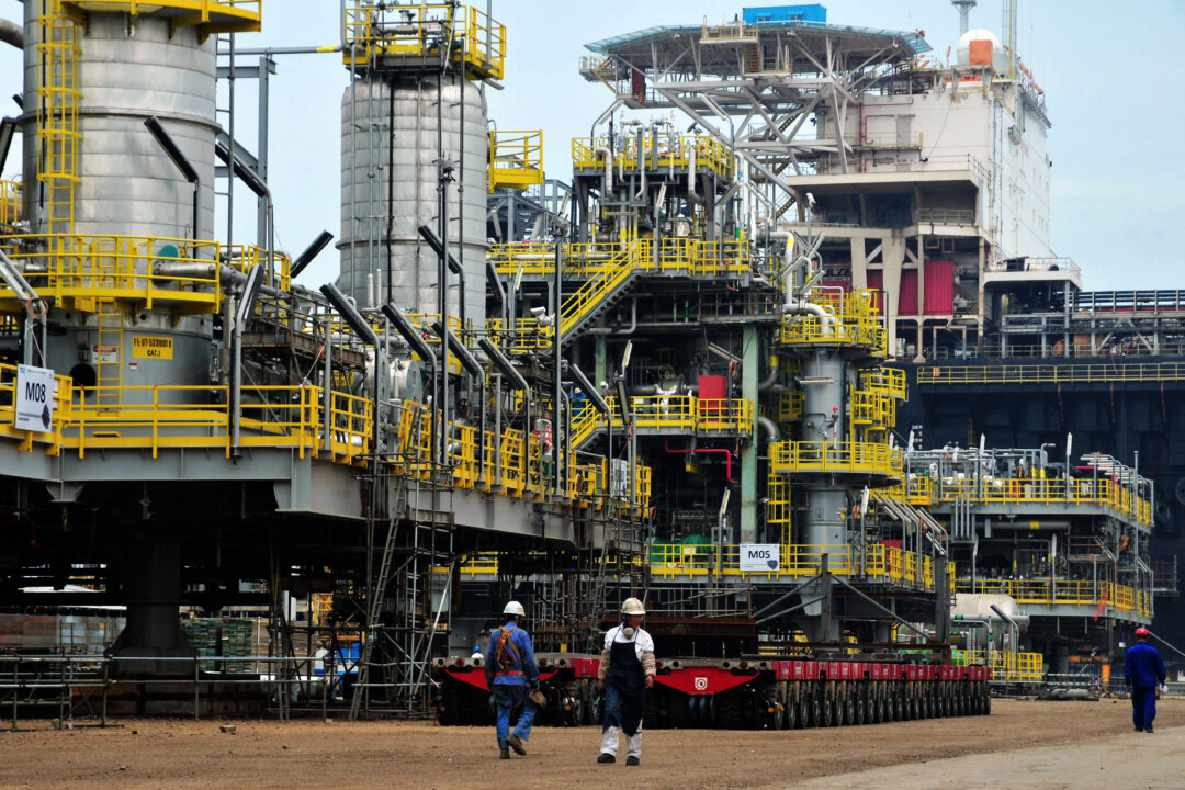 Морская нефтяная платформа в городе Циндао, провинция Шаньдун, Восточный Китай. (STR/AFP/Getty Images) | Epoch Times Media