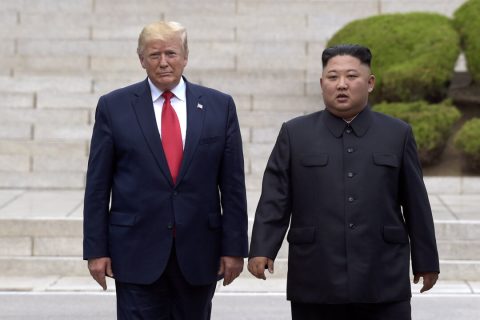 Президент Дональд Трамп встречается с северокорейским лидером Ким Чен Ыном на северокорейской стороне границы в деревне Пханмунджом в демилитаризованной зоне 30 июня 2019 года. (Фото Сьюзан Уолш/AP) | Epoch Times Media
