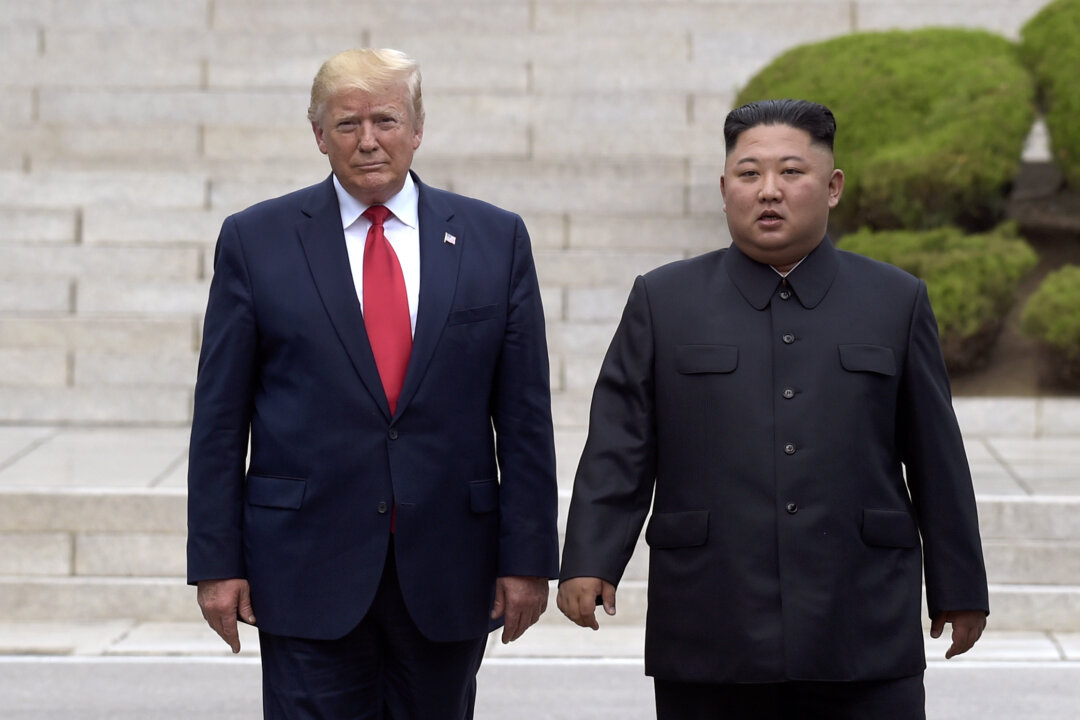 Президент Дональд Трамп встречается с северокорейским лидером Ким Чен Ыном на северокорейской стороне границы в деревне Пханмунджом в демилитаризованной зоне 30 июня 2019 года. (Фото Сьюзан Уолш/AP) | Epoch Times Media