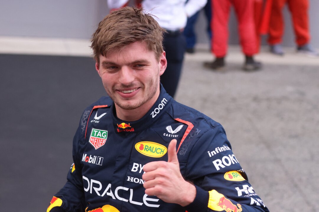 Макс Ферстаппен из команды Red Bull празднует завоевание поул-позиции на Гран-при Испании Формулы-1 на трассе Circuit de Barcelona-Catalunya в Барселоне 3 июня 2023 года. (Nacho Doce/Reuters) | Epoch Times Media