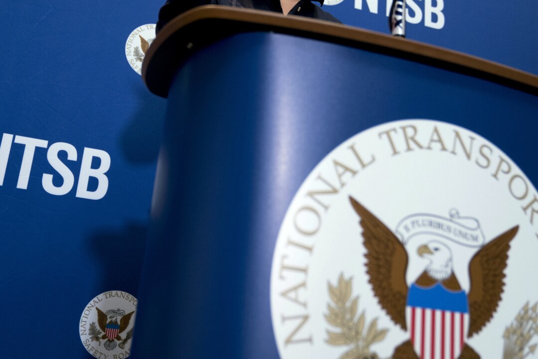 Логотип и вывески Национального совета по безопасности на транспорте (NTSB) на пресс-конференции в штаб-квартире NTSB в Вашингтоне 18 декабря 2017 года. (Фото Эндрю Харника/AP) | Epoch Times Media