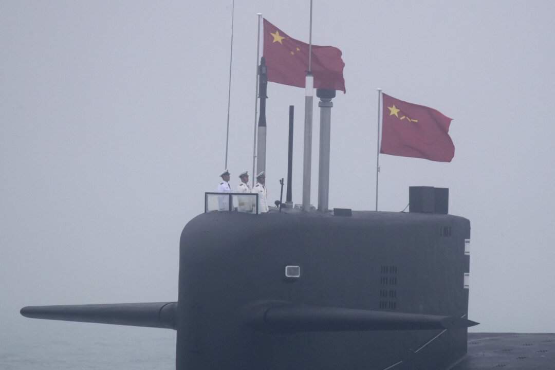 Новая атомная подводная лодка типа 094А «Цзинь» «Лун Марш 10» ВМС Народно-освободительной армии Китая (НОАК) принимает участие в военно-морском параде, посвященном 70-летию основания ВМС НОАК, в море у города Циндао, в восточной китайской провинции Шаньдун, 23 апреля 2019 года. (Mark Schiefelbein / POOL / AFP via Getty Images) | Epoch Times Media