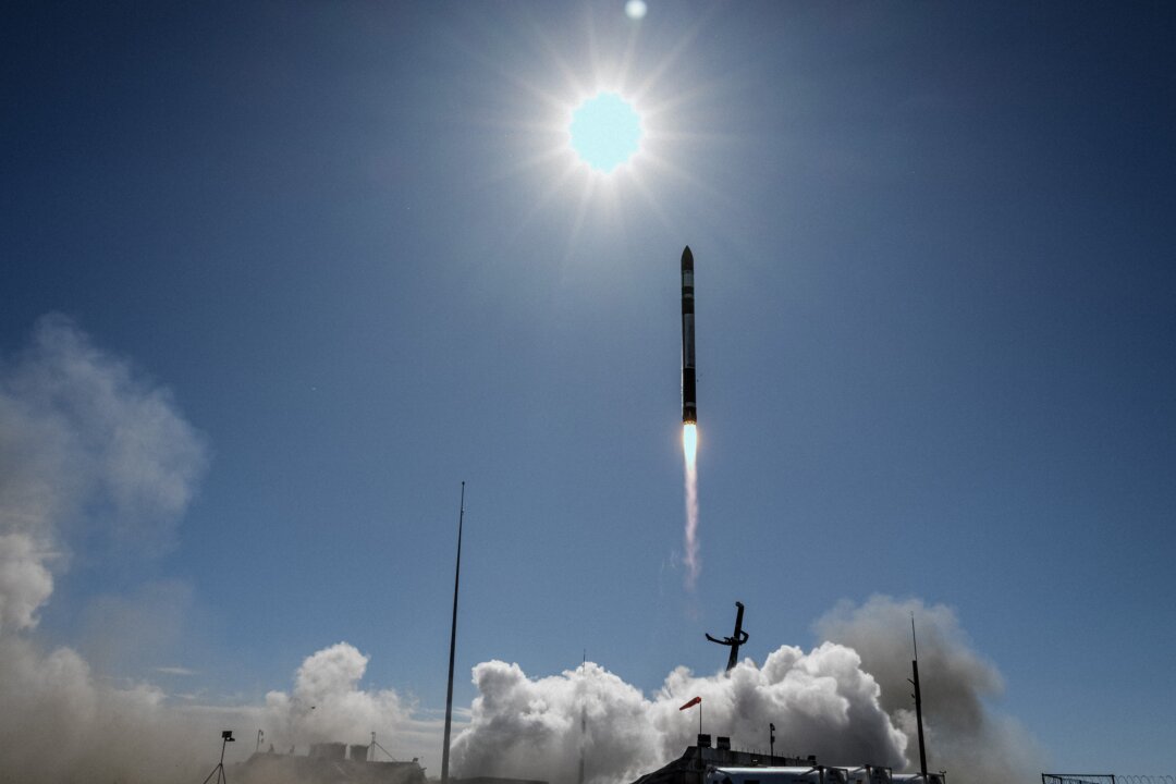 Ракета-носитель Electron успешно стартовала со стартовой площадки на полуострове Махия, Новая Зеландия, 15 декабря 2023 года. (Rocket Lab через AP) | Epoch Times Media