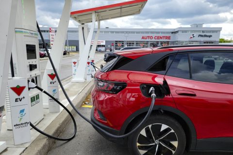 Электромобиль на зарядной станции Canadian Tire в Скарборо, Онтарио, 14 июня 2023 года. (Canadian Press/Doug Ives) | Epoch Times Media