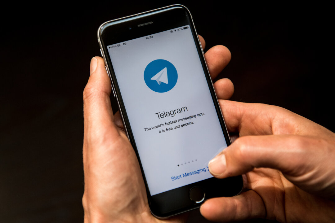 Крупный план мессенджера Telegram на смартфоне в Лондоне 25 мая 2017 года. (Carl Court/Getty Images) | Epoch Times Media