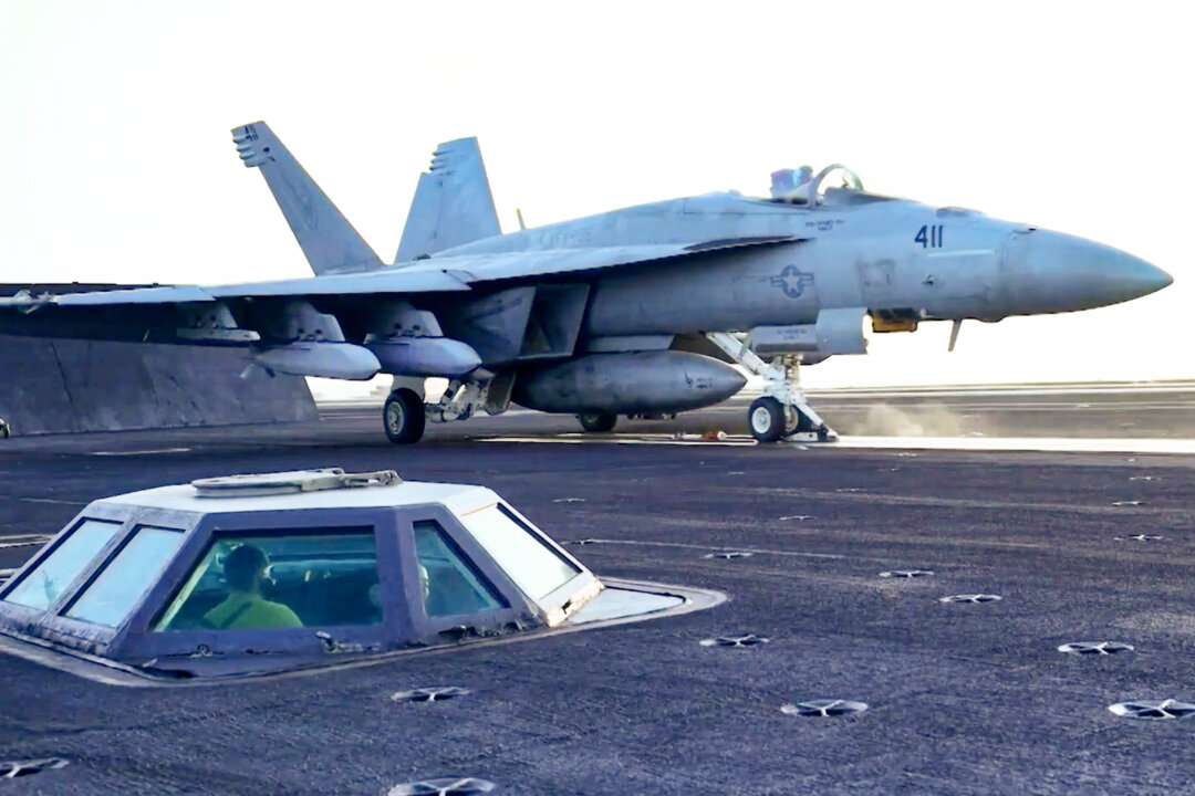 Самолёт взлетает с борта авианосца USS Harry S. Truman в Красном море перед авиаударами по Сане, Йемен, 15 марта 2025 года. (ВМС США через AP) | Epoch Times Media