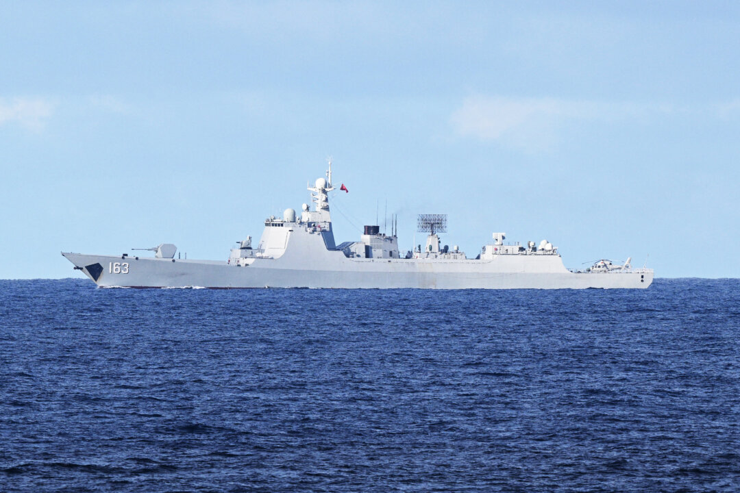 Китайский корабль ВМС НОАК наблюдает за районом во время морских учений ВМС Филиппин, Австралии и Канады вблизи отмели Скарборо в спорном Южно-Китайском море 3 сентября 2025 года. (Тед Альджибе/AFP через Getty Images) | Epoch Times Media