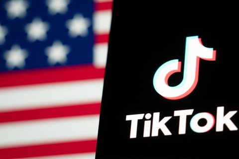 На этой фотоиллюстрации логотип TikTok и флаг США видны на экранах в Гонконге, Китай, 18 января 2025 года. (Anthony Kwan/Getty Images) | Epoch Times Media