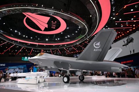 Модель китайского истребителя-невидимки J-35A представлена ​​на стенде компании AVIC (Китайская корпорация авиационной промышленности) во время 15-й Китайской международной авиационной и аэрокосмической выставки в Чжухае, провинция Гуандун, Южный Китай, 14 ноября 2024 года. (Hector Retamal / AFP via Getty Images) | Epoch Times Media