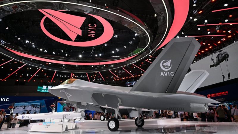 Модель китайского истребителя-невидимки J-35A представлена ​​на стенде компании AVIC (Китайская корпорация авиационной промышленности) во время 15-й Китайской международной авиационной и аэрокосмической выставки в Чжухае, провинция Гуандун, Южный Китай, 14 ноября 2024 года. (Hector Retamal / AFP via Getty Images)