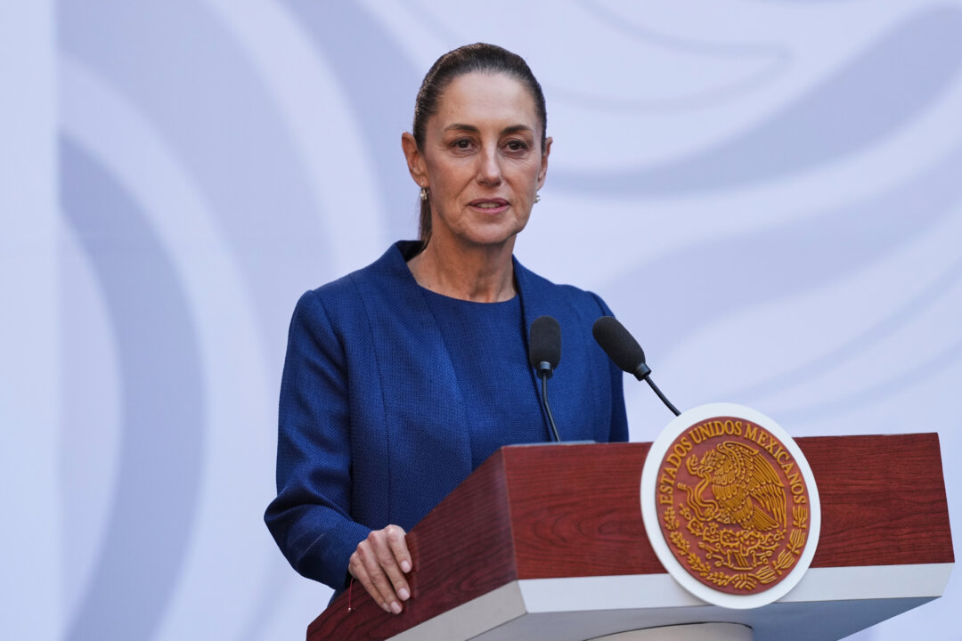 Президент Мексики Клаудия Шейнбаум представляет новую стратегию безопасности для борьбы с насилием в штате Мичоакан в Национальном дворце в Мехико 9 ноября 2025 года. (Фото Клаудии Росель/AP) | Epoch Times Media