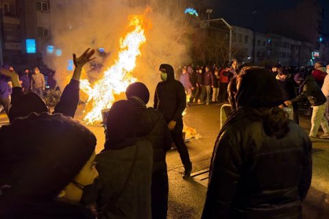 Иранцы участвуют в антиправительственной акции протеста в Тегеране, Иран, 9 января 2026 года. (UGC через AP) | Epoch Times Media
