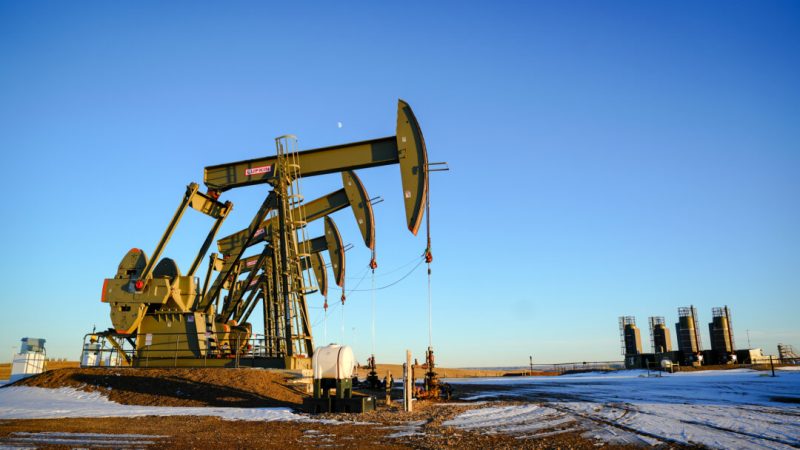 Насосные установки на нефтяном месторождении в Уиллистоне, Северная Дакота, 21 декабря 2023 года. (Мадалина Василиу/The Epoch Times)