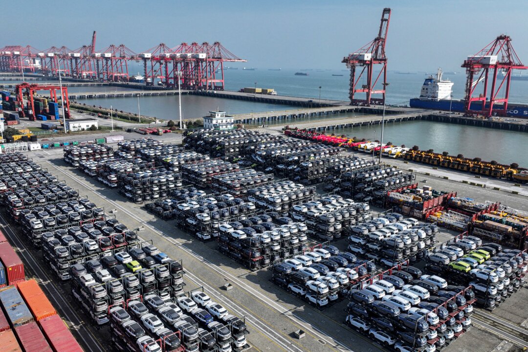 Электромобили BYD и другие автомобили других марок, предназначенные для экспорта, складированы в порту Тайцан в городе Сучжоу, провинция Цзянсу, на востоке Китая, 7 апреля 2025 года. (AFP/Getty Images) | Epoch Times Media