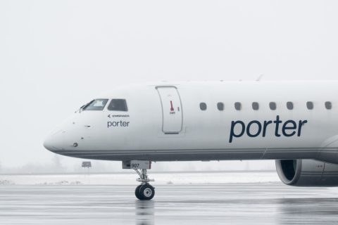 Самолет компании Porter движется по рулежной дорожке в аэропорту Оттавы 30 марта 2025 года. (Canadian Press/Adrian Wyld) | Epoch Times Media