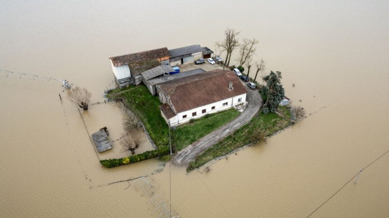 Уединенный дом, окруженный паводковыми водами реки Гаронна, в деревне Тоннейн, Франция, 20 февраля 2026 года. (Lionel Bonaventure/AFP via Getty Images)