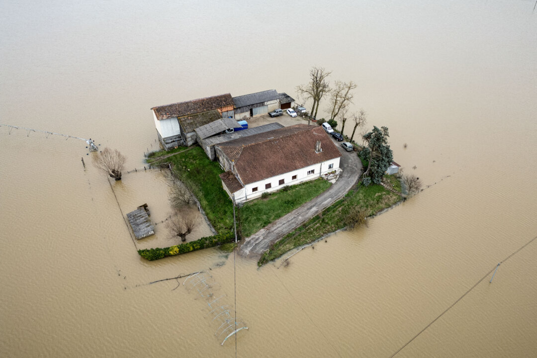 Уединенный дом, окруженный паводковыми водами реки Гаронна, в деревне Тоннейн, Франция, 20 февраля 2026 года. (Lionel Bonaventure/AFP via Getty Images) | Epoch Times Media