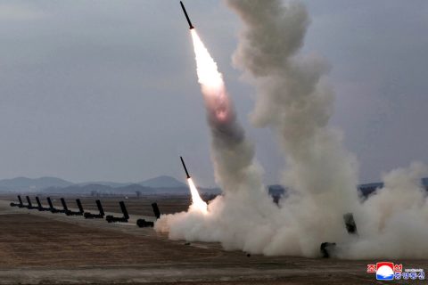 14 марта 2026 года в Северной Корее состоялся испытательный запуск реактивных систем залпового огня калибра 600 мм. (Корейское центральное информационное агентство через Reuters) | Epoch Times Media