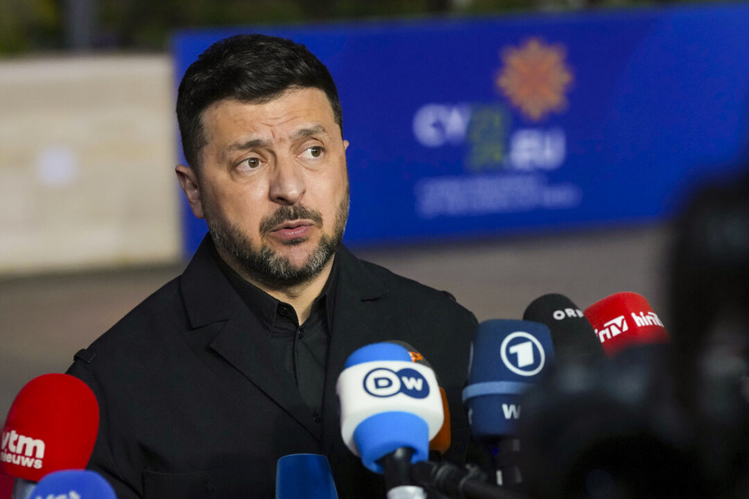 Президент Украины Владимир Зеленский делает заявления по прибытии на саммит ЕС в Айя-Напе, Кипр, 23 апреля 2026 года. (Фото Петроса Караджиаса/AP) | Epoch Times Media