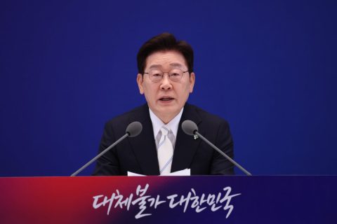 Президент Южной Кореи Ли Чжэ Мён выступает на пресс-конференции, посвященной первой годовщине его инаугурации, в резиденции «Голубой дом» (Ёнбинван) в Сеуле, Южная Корея, 8 июня 2026 года. (Чон Сон Джун/Getty Images) | Epoch Times Media