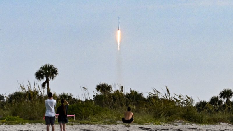 Люди наблюдают за стартом ракеты SpaceX Falcon 9 с миссией Starlink 10-54 с космодрома на мысе Канаверал, штат Флорида, 12 июня 2026 года. (Chandan Khanna/AFP via Getty Images)