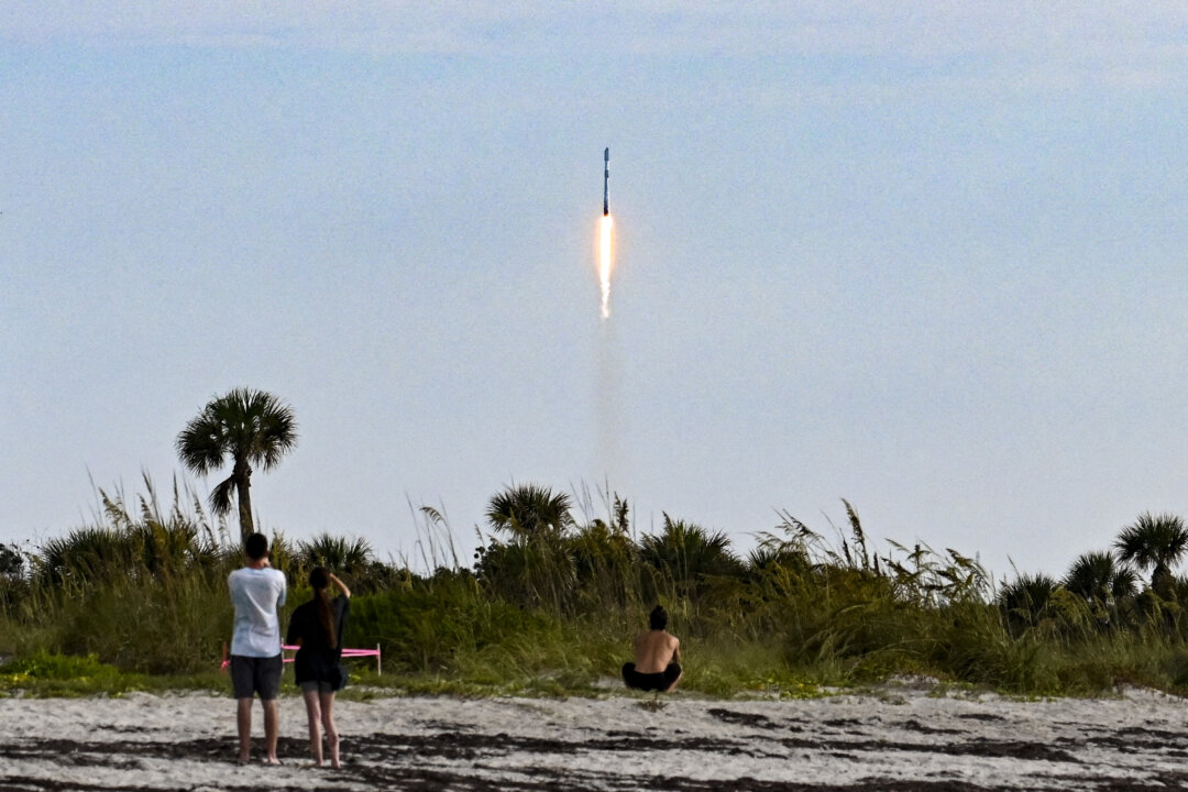 Люди наблюдают за стартом ракеты SpaceX Falcon 9 с миссией Starlink 10-54 с космодрома на мысе Канаверал, штат Флорида, 12 июня 2026 года. (Chandan Khanna/AFP via Getty Images) | Epoch Times Media