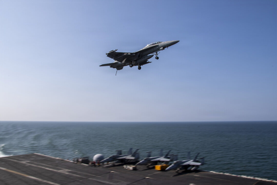 Истребитель F/A-18F Super Hornet пролетает над полетной палубой авианосца USS Abraham Lincoln в рамках операции «Эпическая ярость» в Средиземном море 6 марта 2026 года. (Фото: ВМС США, Getty Images) | Epoch Times Media