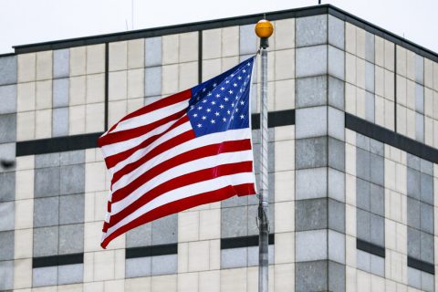 На архивном фото флаг развевается на ветру у посольства США. (Глеб Гаранич/Reuters) | Epoch Times Media