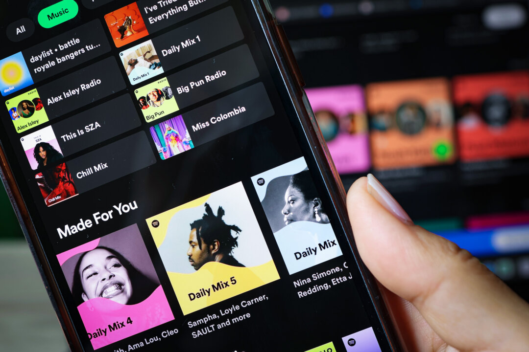 Приложение Spotify на экране телефона в Нью-Йорке 4 июня 2024 года. Искусственный интеллект привёл к значительному росту контента на стриминговых сервисах. (Фотоиллюстрация Майкла М. Сантьяго/Getty Images) | Epoch Times Media
