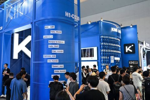 Посетители осматривают стенд Moonshot AI, на котором представлена ​​модель Kimi K3, во время Всемирной конференции по искусственному интеллекту (WAIC) в Шанхае 18 июля 2026 года. (Hector Retamal / AFP via Getty Images) | Epoch Times Media