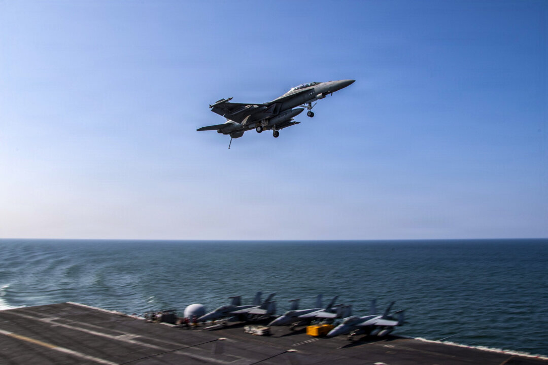 Истребитель F/A-18F Super Hornet пролетает над полетной палубой авианосца USS Abraham Lincoln в рамках операции «Эпическая ярость» в Средиземном море 6 марта 2026 года. (Фото: ВМС США, Getty Images) | Epoch Times Media