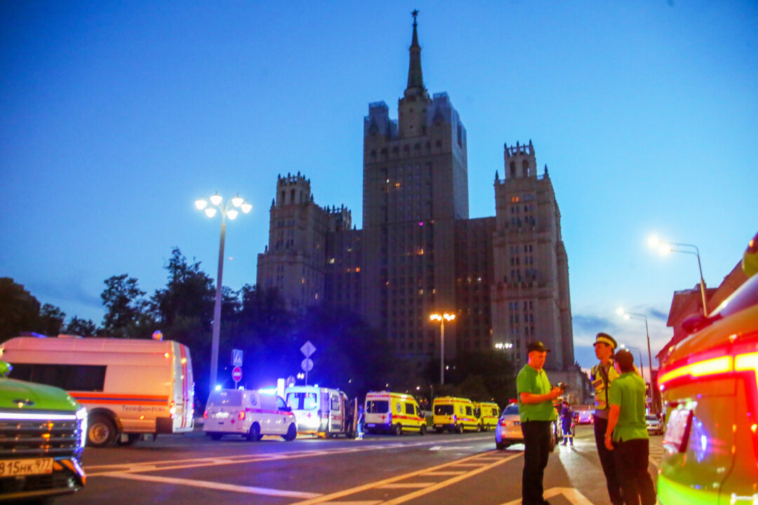 Машины экстренных служб припаркованы в районе смертельного взрыва в ресторане в Москве, 1 августа 2026 года. (Сергей Ведяшкин/Московское информационное агентство через AP) | Epoch Times Media