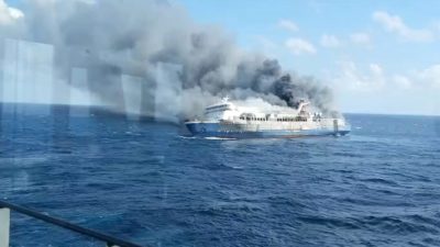 Пять человек погибли, десятки пропали без вести после возгорания пассажирского парома в Индонезии