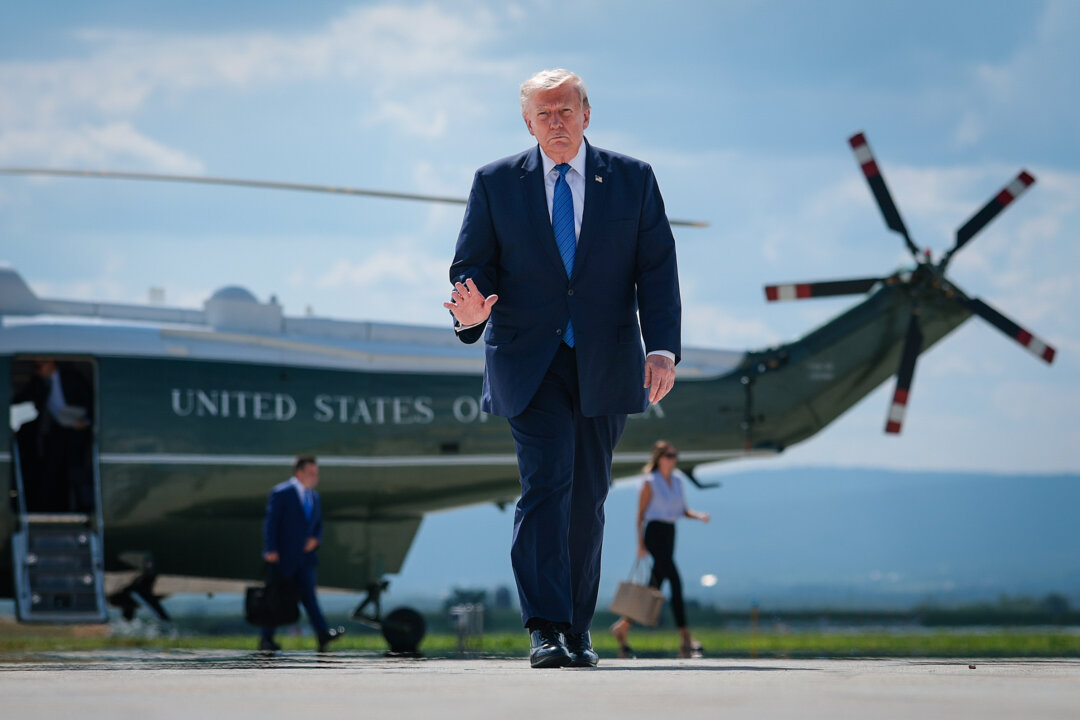 Президент США Дональд Трамп направляется к ожидающему его самолету Air Force One в региональном аэропорту Хагерстауна, штат Мэриленд, 31 июля 2026 года. (Анна Монеймейкер/Getty Images) | Epoch Times Media