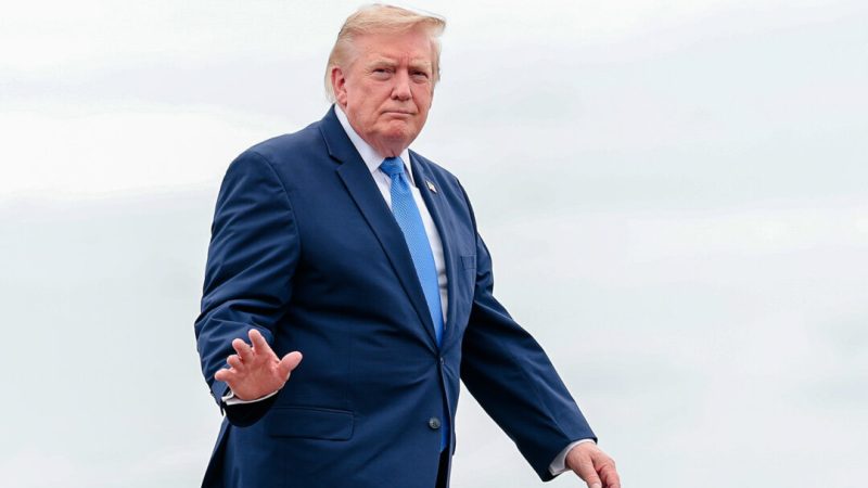 Президент Дональд Трамп готовится подняться на борт самолета Air Force One в муниципальном аэропорту Морристауна, штат Нью-Джерси, 2 августа 2026 года. (Анна Монемейкер/Getty Images)