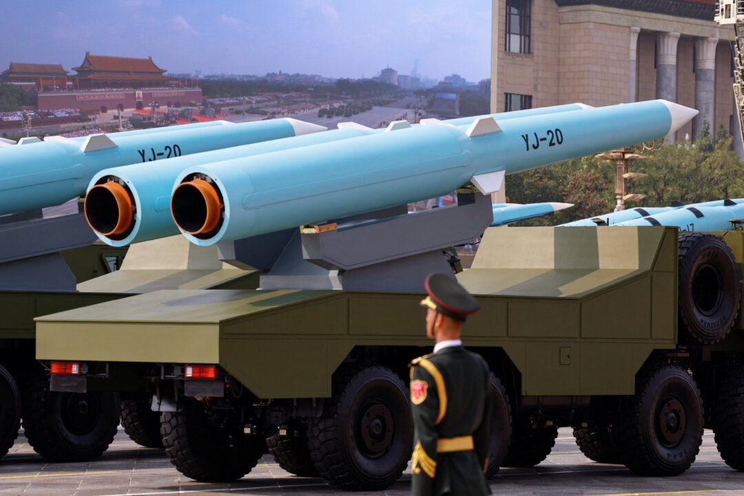 Военнослужащий Народно-освободительной армии Китая стоит во время демонстрации гиперзвуковых противокорабельных ракет YJ-20 на военном параде, посвященном 80-й годовщине окончания Второй мировой войны, в Пекине 3 сентября 2025 года. (Тиншу Ван/Reuters) | Epoch Times Media