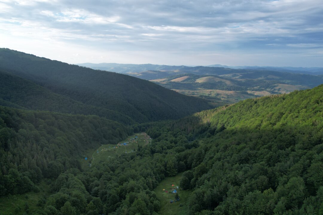 Аэрофотоснимок кемпинга и горного склона в Карпатах, Подобовец, Украина, 7 июля 2023 года. (Алекс Бабенко/Getty Images) | Epoch Times Media