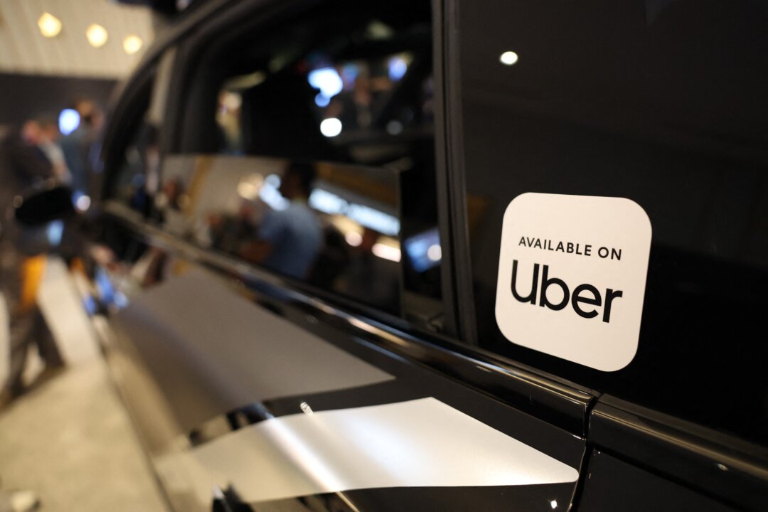 Компании Lucid, Nuro и Uber представили роботакси во время прямой трансляции Nvidia Live на выставке CES 2026, которая состоится 5 января 2026 года в Лас-Вегасе, штат Невада. (Patrick T. Fallon / AFP via Getty Images) | Epoch Times Media