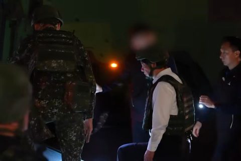 Президент Тайваня Лай Чин-те садится в бронированный автомобиль Clouded Leopard во время учений по отработке действий в чрезвычайных ситуациях в Тайбэе, Тайвань, 5 августа 2026 года. (Фото предоставлено канцелярией президента Китайской Республики) | Epoch Times Media