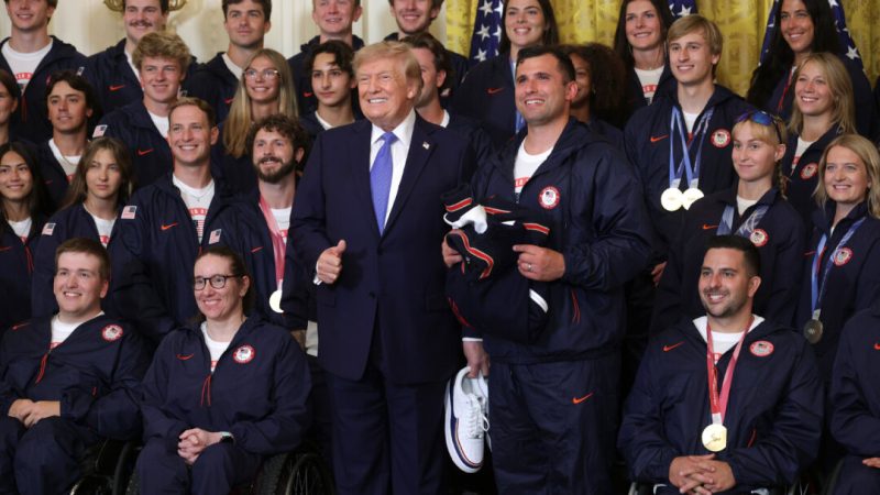 Президент Дональд Трамп (в центре) позирует с олимпийскими медалистами на приеме в честь сборной США по зимним Олимпийским и Паралимпийским играм 2026 года в Восточном зале Белого дома 6 августа 2026 года. (Алекс Вонг/Getty Images)