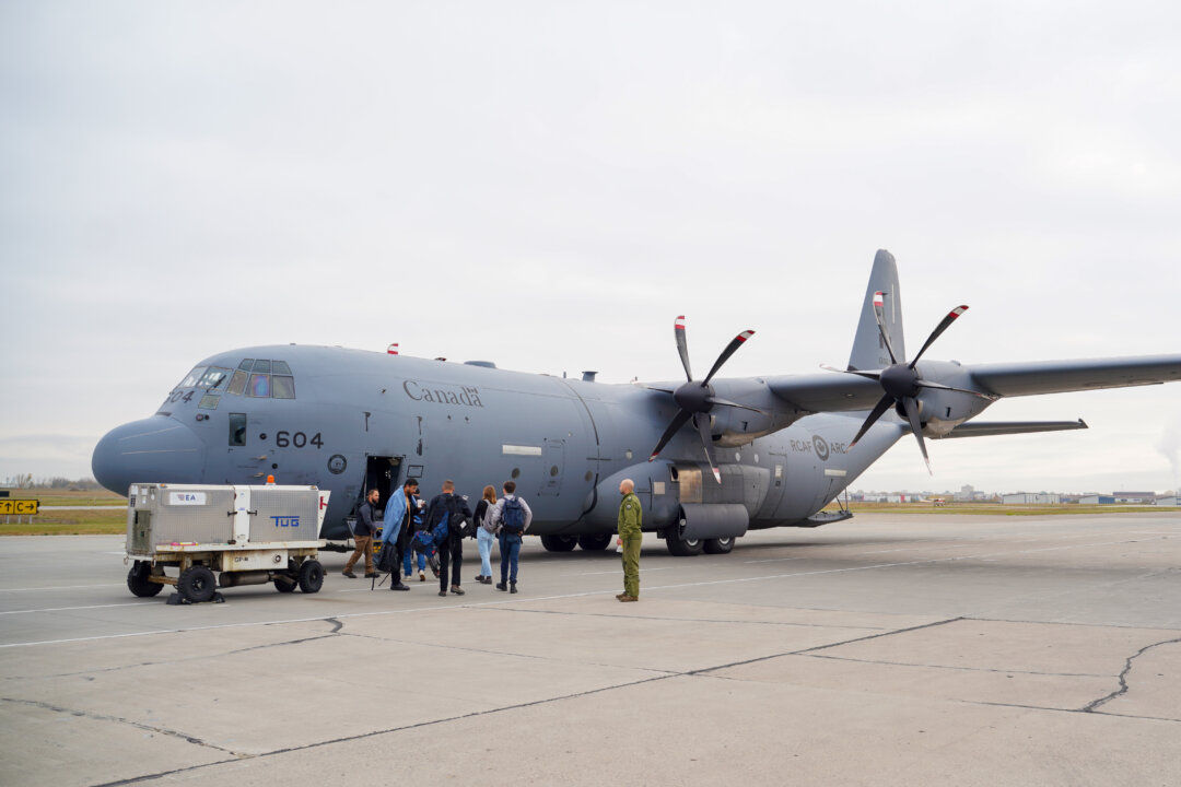 Самолет Королевских ВВС Канады CC-130H Hercules находится на взлетно-посадочной полосе аэропорта имени Джона Г. Дифенбейкера в Саскачеване 30 сентября 2023 года. (Canadian Press/Heywood Yu) | Epoch Times Media