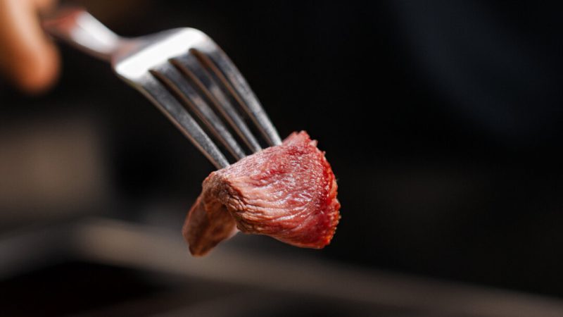 Риски, связанные с употреблением мяса, различаются на индивидуальном и популяционном уровнях