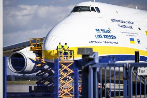 Украинский транспортный самолет Ан-24 припаркован за ограждением на территории аэропорта Лейпциг/Халле в Шкейдице, Германия, 6 августа 2026 года. (Хендрик Шмидт/dpa через AP) | Epoch Times Media